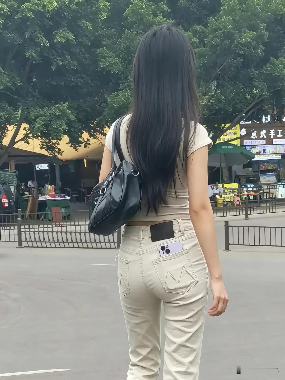 转身的瞬间，发丝轻扬，裙摆微动  
阳光洒下，勾勒出温柔的轮廓  
那是未经雕琢