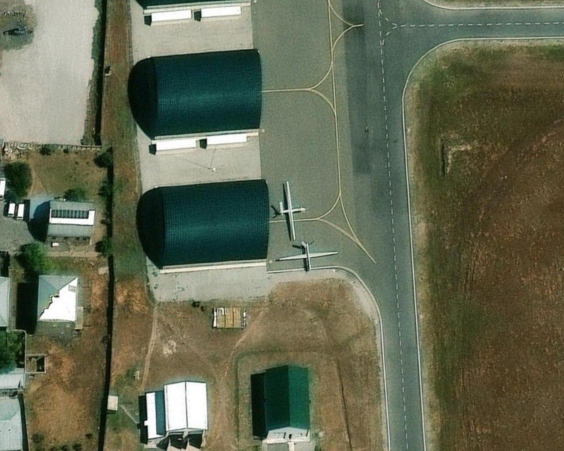 在苹果地图的卫星图像中可以看到，在久姆里空军基地有两架 CH-4 无人机，机库旁