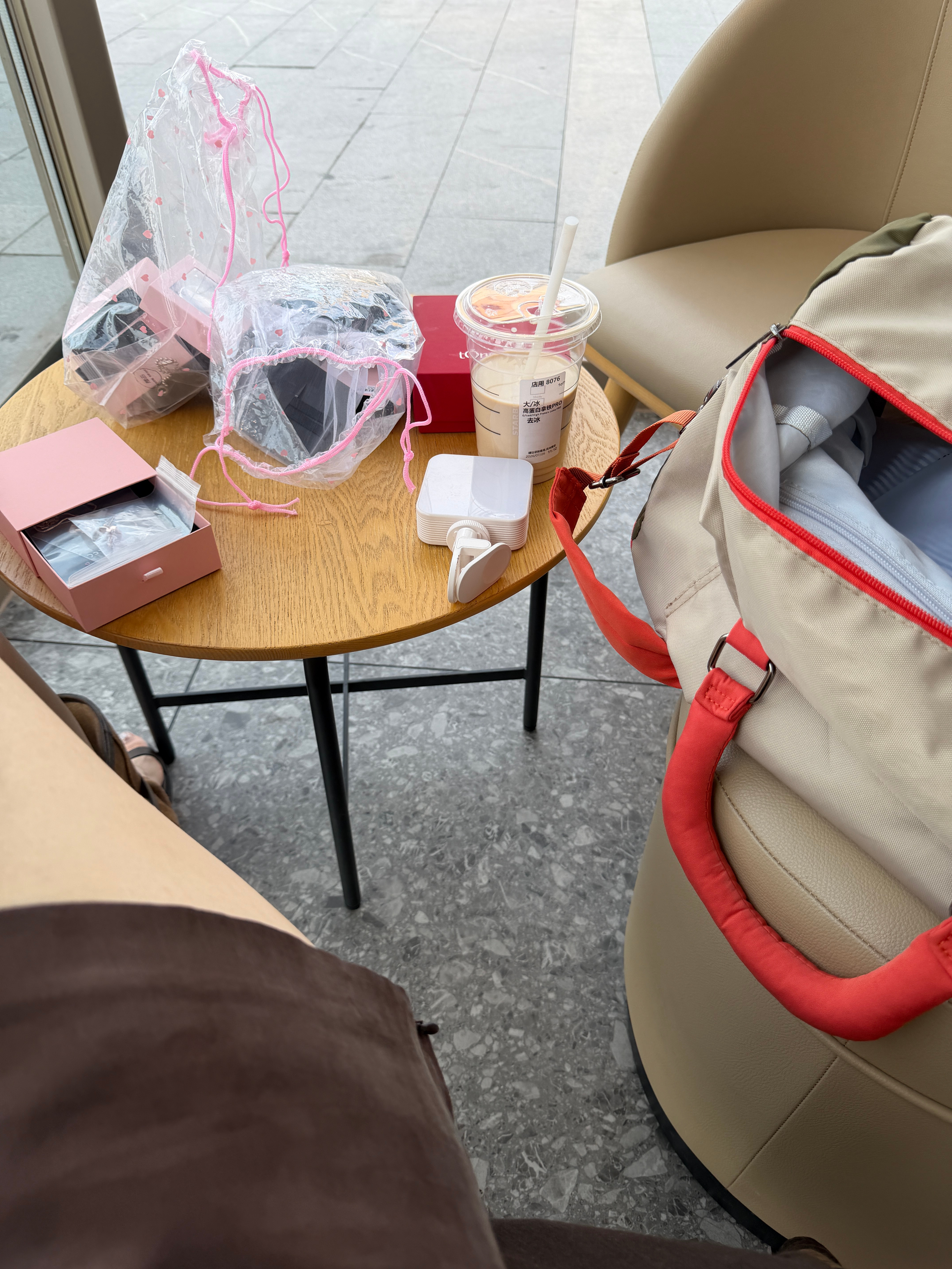 疲惫的姨妈，破碎的她，和摄影师闹翻的一天，自己拍外咖啡厅睡着了