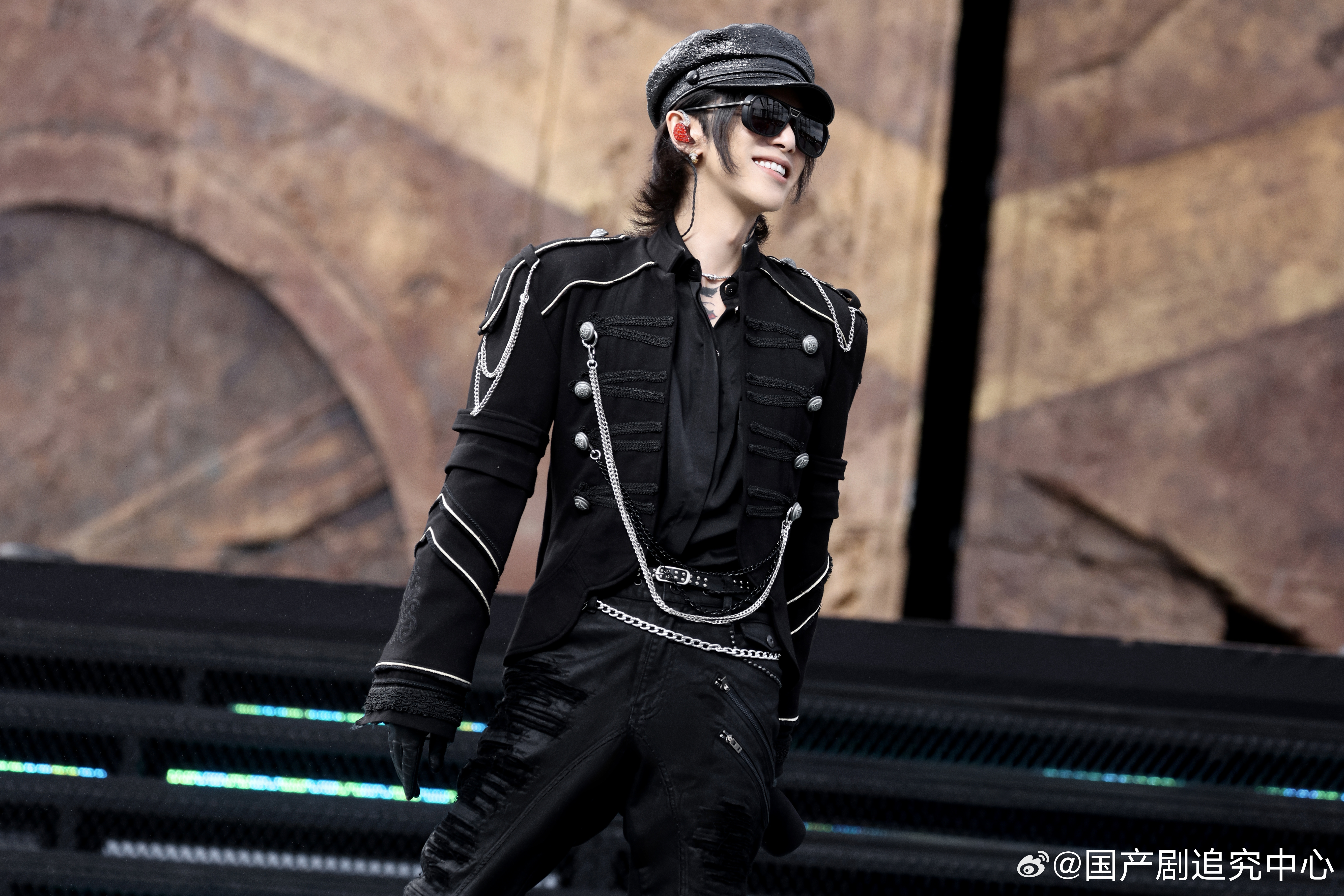 华晨宇演唱会刮彩票华晨宇这波演唱会整活太惊喜，现场刮彩票，神情专注认真，《好运来