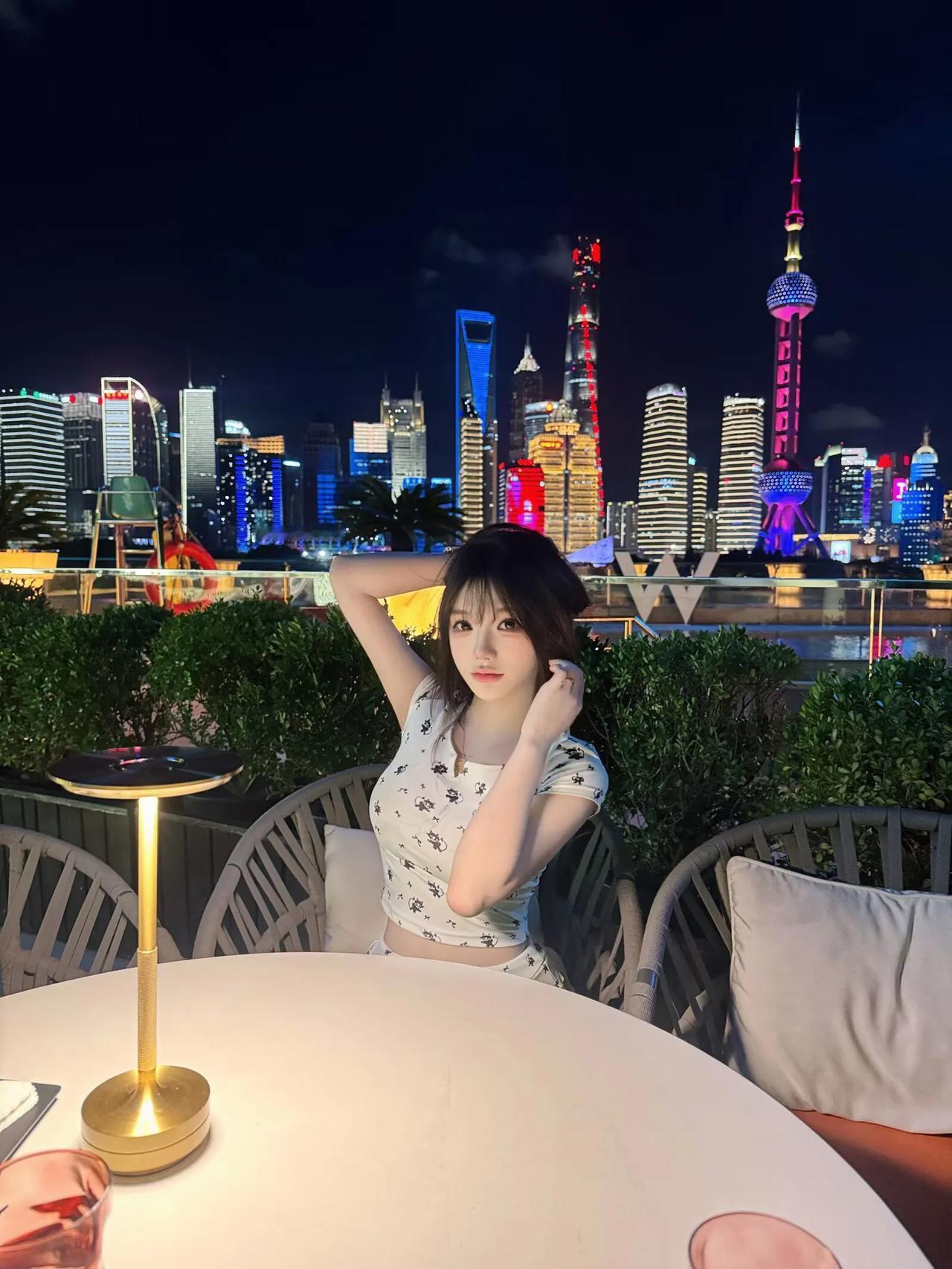 美女肯定是身材165以上，腿长皮肤白，五官精致，这就是美女。符合这些标准的地方江