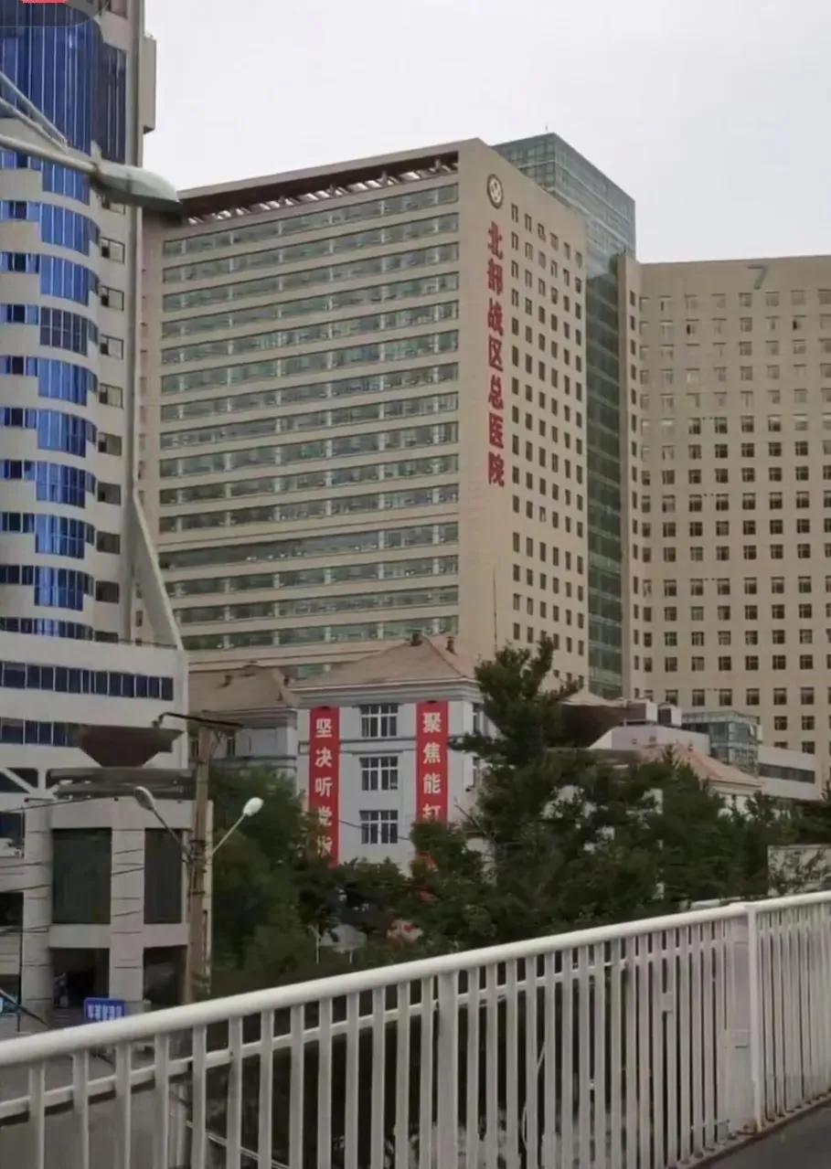 到了到了，高铁就是快。战友老吴前不久刚刚在这里支个架，他准时在大厅等我。
见面他