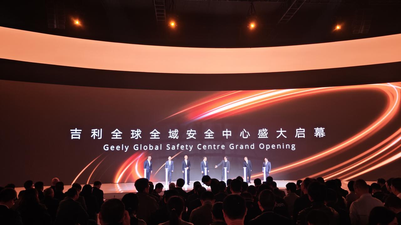 车盟快讯：12月12日，吉利集团全球全域安全试验中心在杭州湾正式开业，这座斥资2