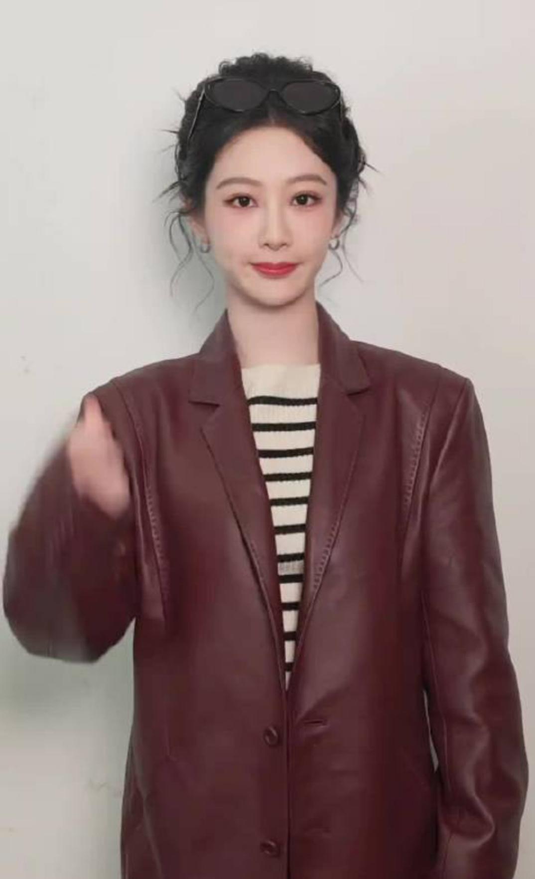 近期，一股名为“复仇摇”的舞蹈风暴以惊人速度席卷内娱，其简洁有力的手势和暗含情绪