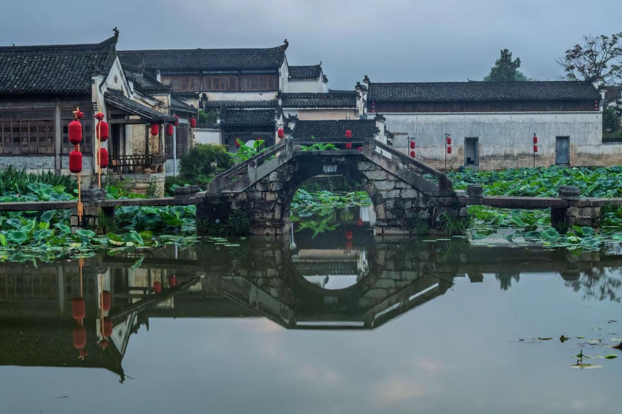 黄山呈坎八卦村。黄山呈坎八卦村徽派古桥 江南水乡里的诗情画意 古桥烟雨 青砖桥与