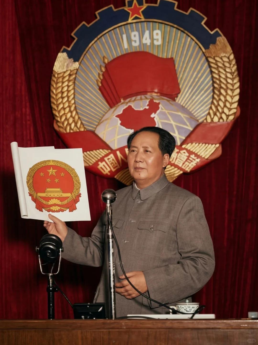 太史公记 这一页底色里，藏着大国诞生的尊严红绸垂挂，政协的会徽庄严而隆重。没有喧