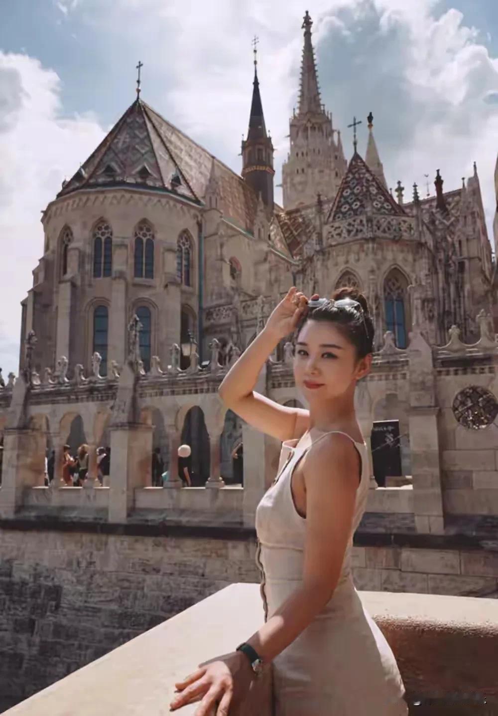 难道李小萌就是传说中的“上半身美女”吗？
王雷夫妇带着儿子在匈牙利过暑假，照片中