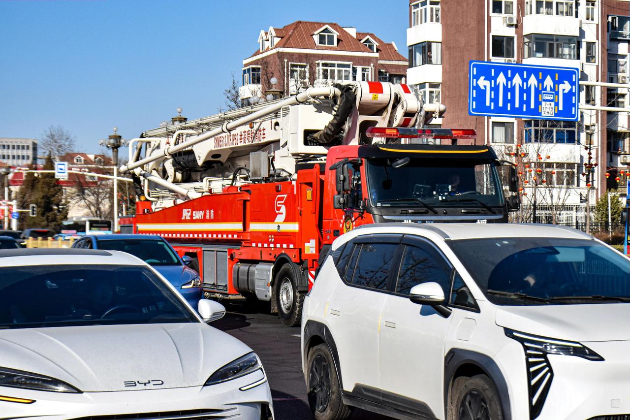 问:怎样气死一个车迷
答:挡住他要拍的车😤