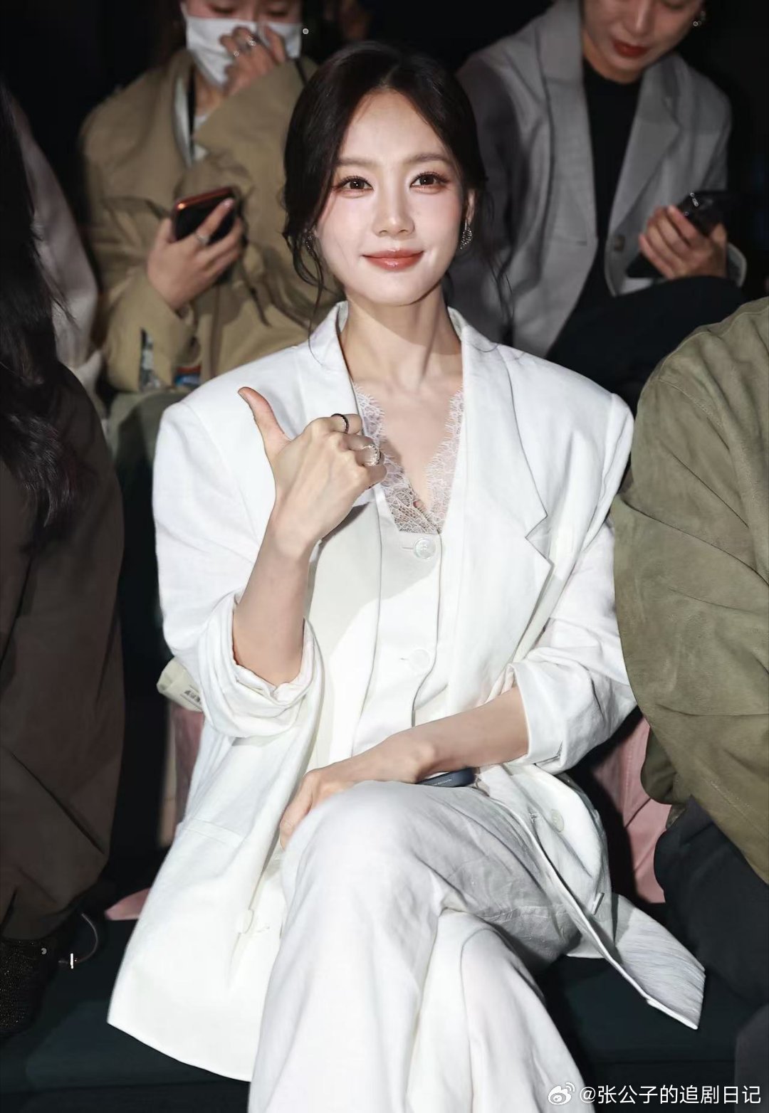 李一桐说自己肿成悲伤蛙拍戏过敏肿脸，本人在线玩梗超放飞，悲伤蛙本蛙既视感拉满。敬