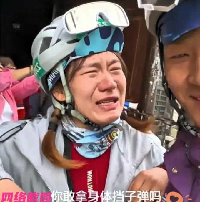 四川甘孜有夫妻两人正在泸定桥上游玩参观，只是突然妻子眼泪直流然后哭泣起来，丈夫在