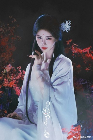 月鳞绮纪有自己的青蛇白蛇谁懂啊，鞠婧祎喊陈都灵姐姐那声，水汪汪的眼睛简直要人命，