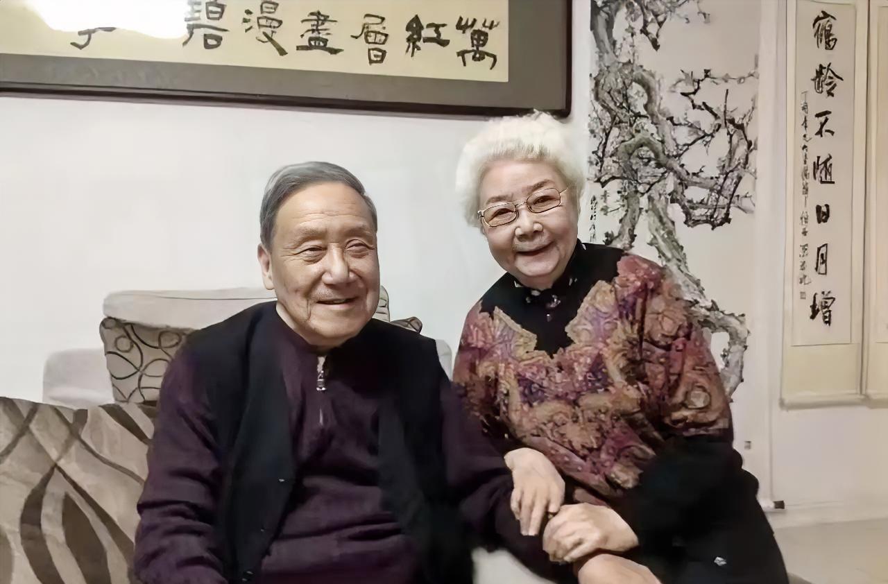 这是98岁著名电影表演艺术家田华去看望102岁的现代著名诗人、剧作家贺敬之先生的
