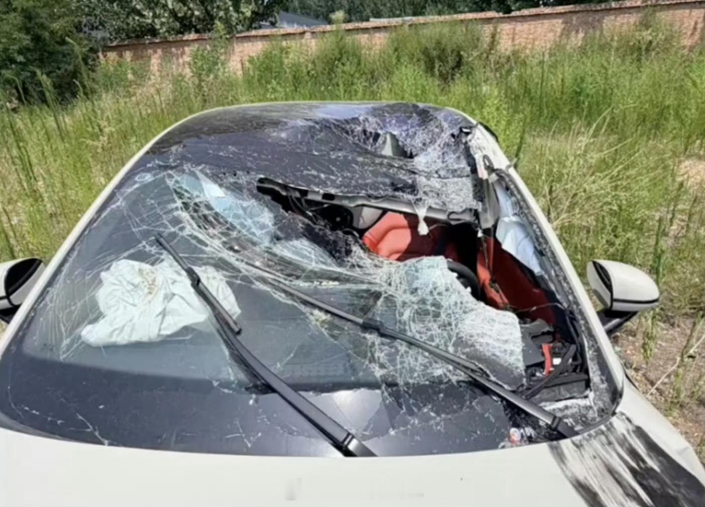 小米紧急呼叫系统救援昏迷车主这个牛逼！自身车速110km/h，然后又是对向掉下的