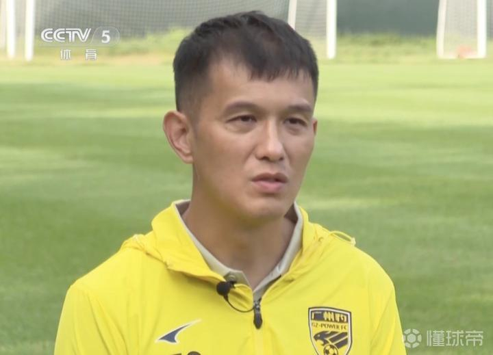 肖智：生涯最骄傲是代表国足，最后一战没进球敬军礼是遗憾在接受央视足球之夜的采访时