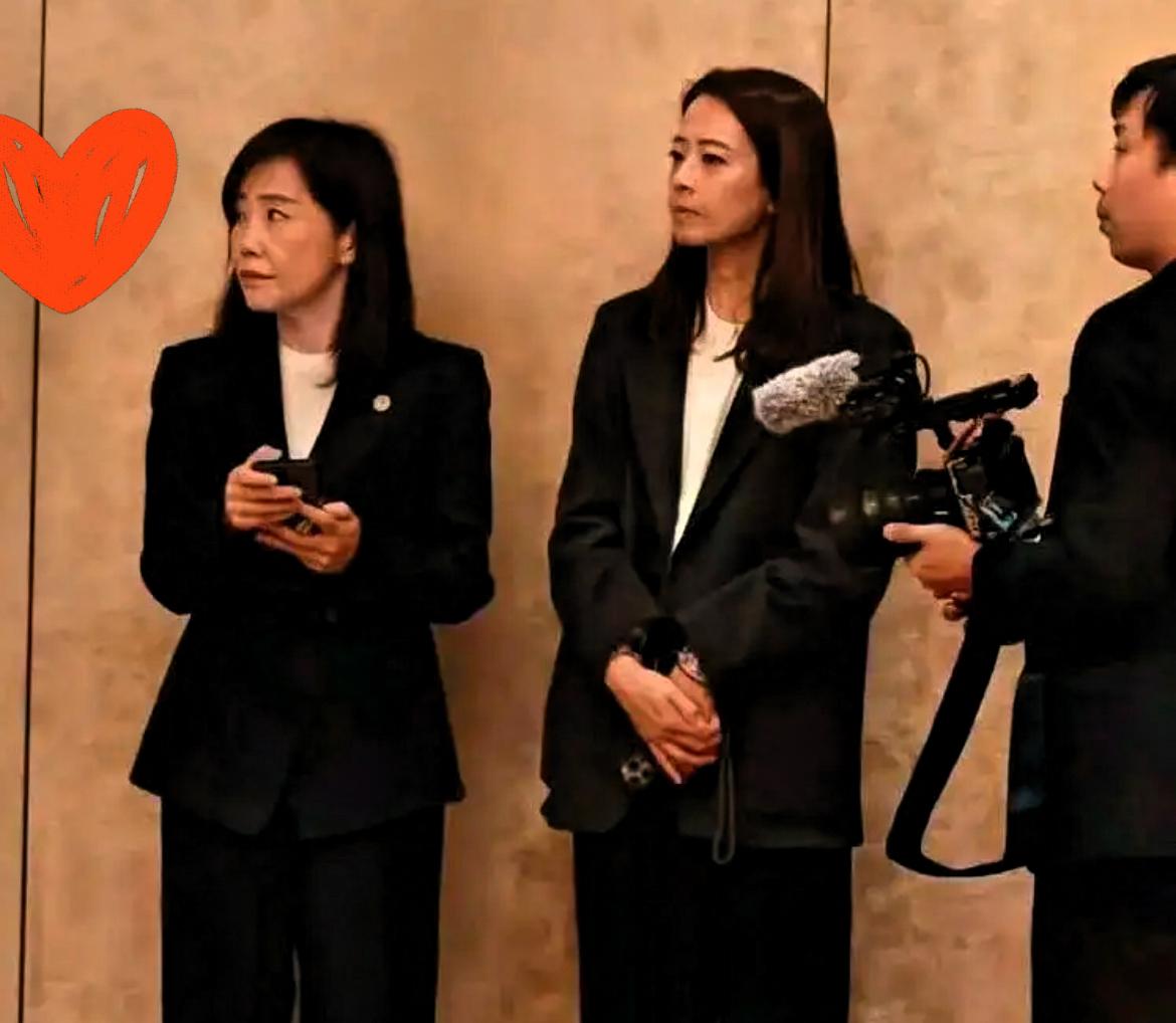 这是中国国民党发言人江怡臻与文传会主委尹乃菁4月10日在人民大会堂东大厅等候历史