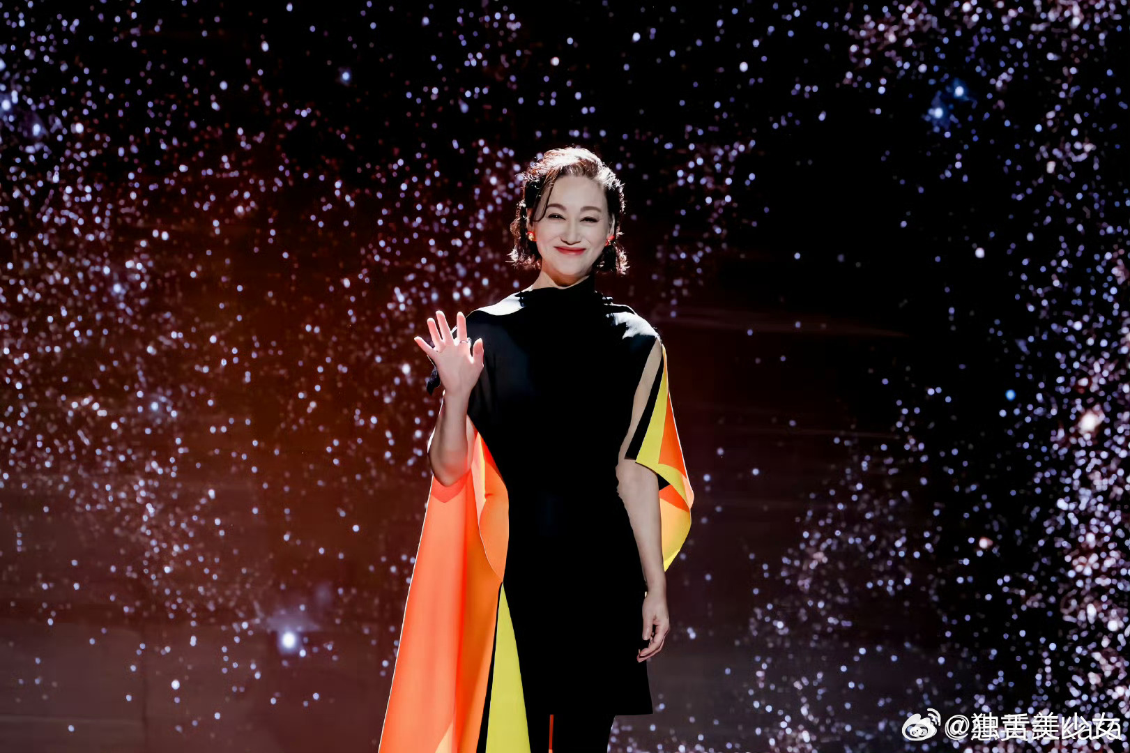 惠英红披着斗篷的女王橙红斗篷加身宛若落日余晖织就，步履生风自带战神气场，66岁从