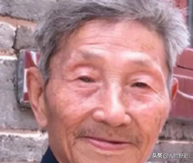 1979年 ，一位老人为了证明自己是老红军，不顾危险在北京拦下一辆军官的车，眼看