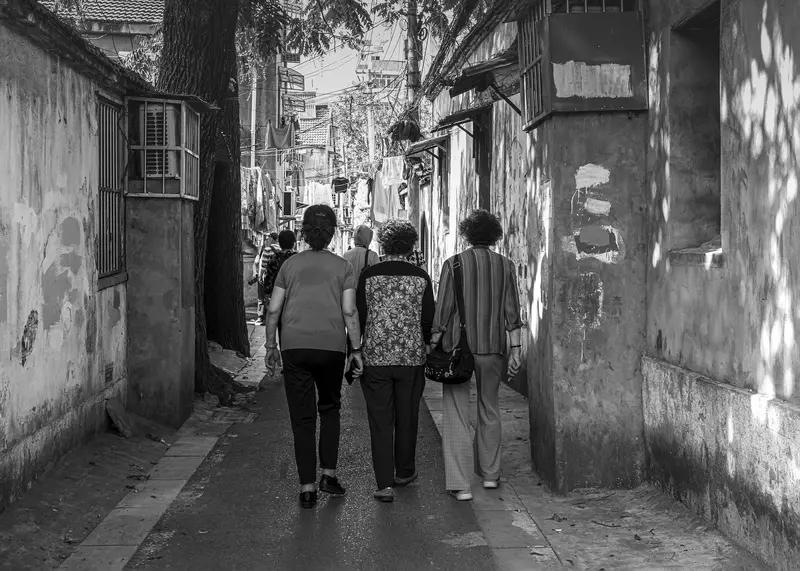 你有没有留意，退休后的人群呈现出两种截然不同的生活状态。公园、广场上，不少老人扎