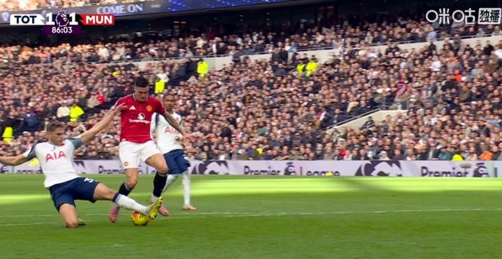 舍什科单刀机会未能起脚，范德芬急速回追破坏！