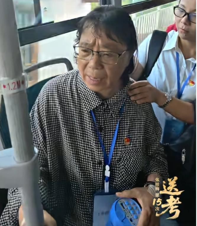 2026年高考放榜日，云南华坪女高的办公室里，张桂梅校长翻着学生们的成绩单，布满