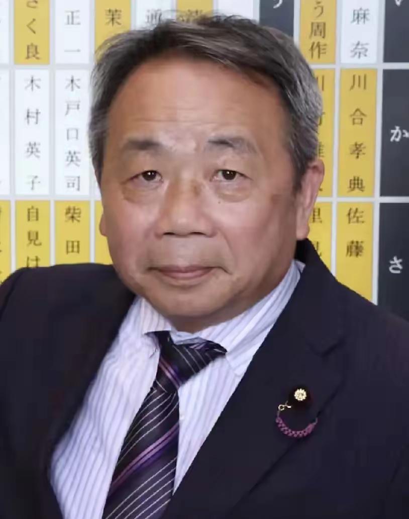 4月22日，126名日本政客浩浩荡荡开进靖国神社“拜鬼”，队伍里有个黄皮肤黑头发