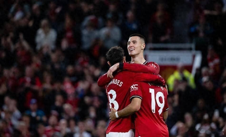 红魔稳了！曼联2-1拿捏小蜜蜂，卡塞米罗头球炸场英超第34轮，曼联主场2-1险胜