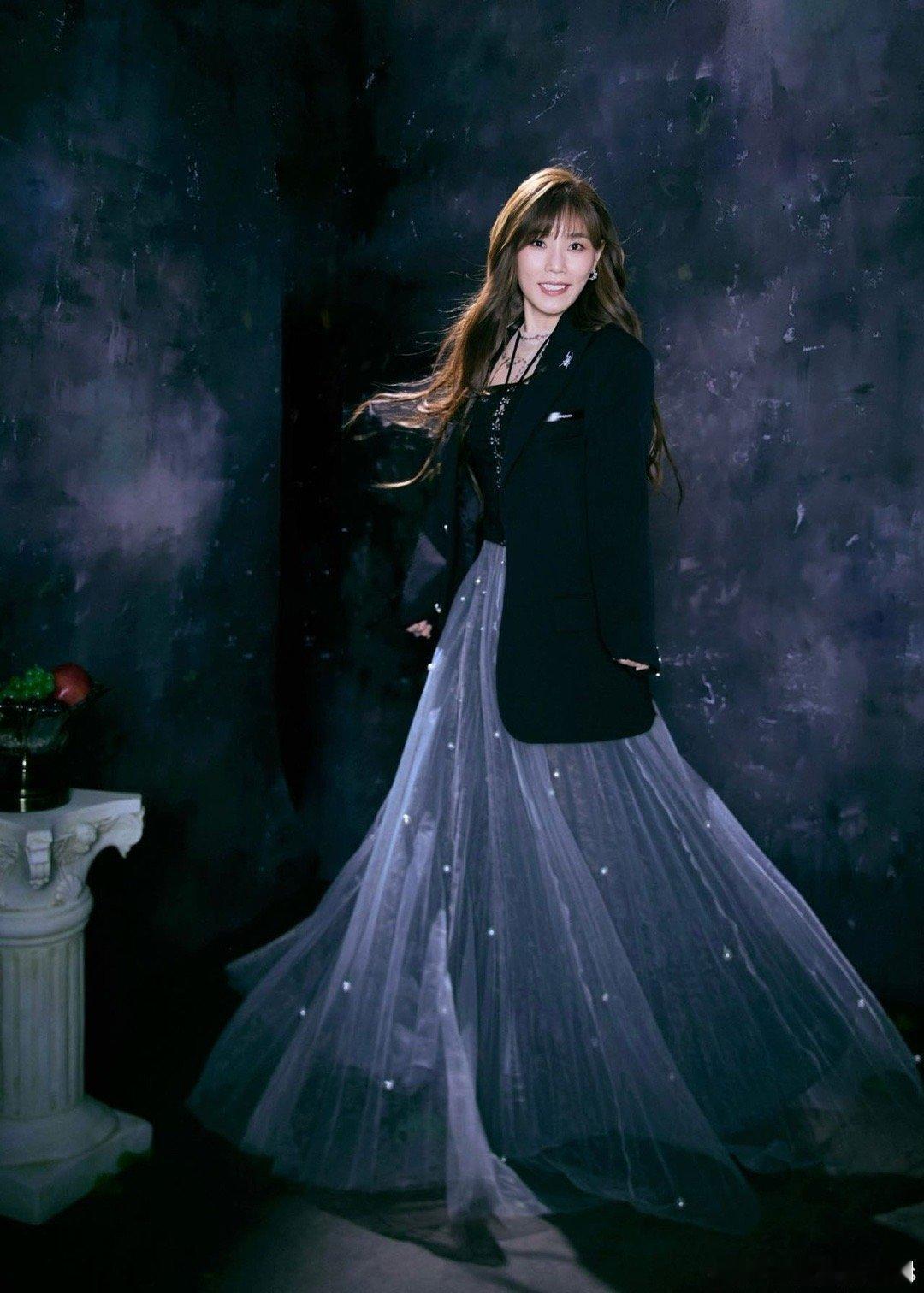 李佳薇粤语唱孤雏开口跪！李佳薇的粤语发音好标准，唱《孤雏》时的声线又柔又有力量，