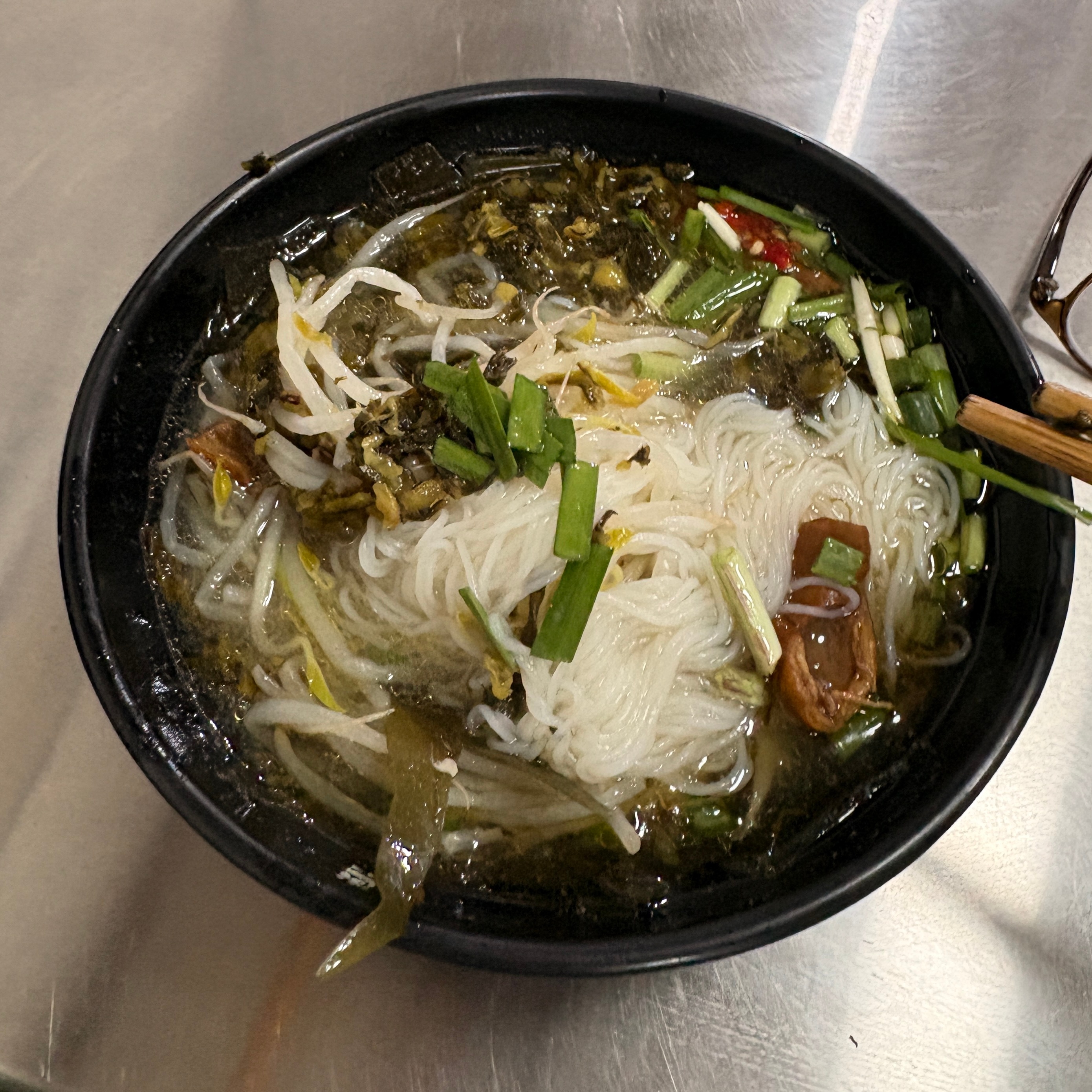 也是吃上热气腾腾的早饭了 还来得及吃一碗绵阳米粉 