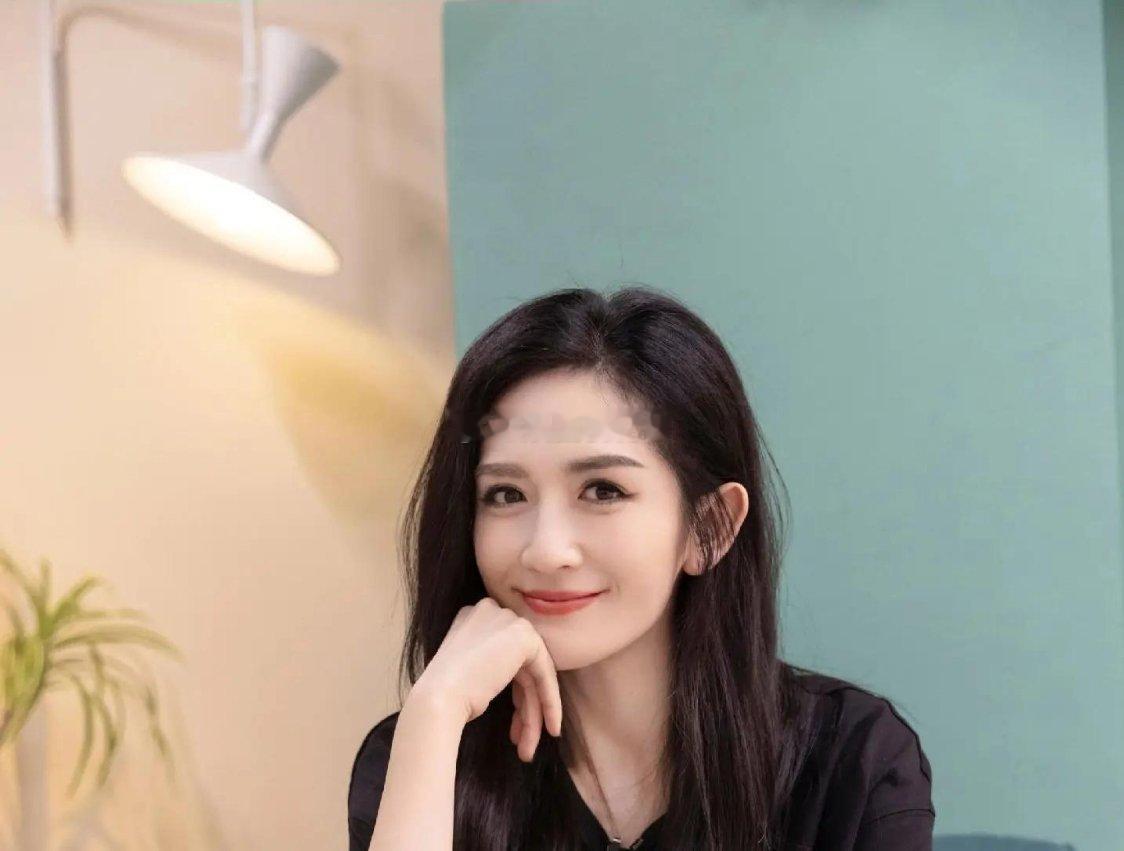 谢娜官宣个人演唱会，44岁谢娜哽咽宣布开唱，最高票价1180元引发争议。粉丝期待