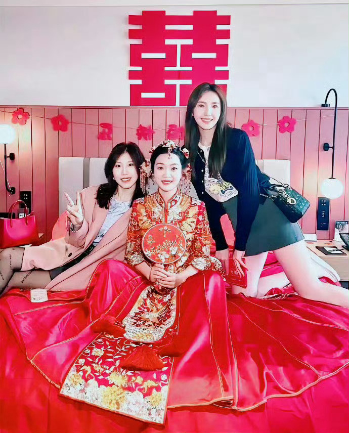 黑衣服伴娘，有点喧宾夺主吧？ 