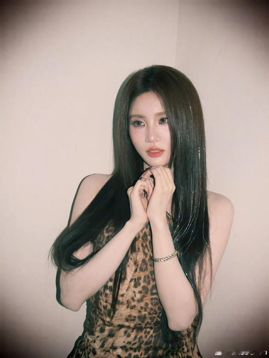 张慧雯叽里咕噜唱什么呢张慧雯《孤单北半球》舞台引发热议，现场全开麦尽显真实唱功。