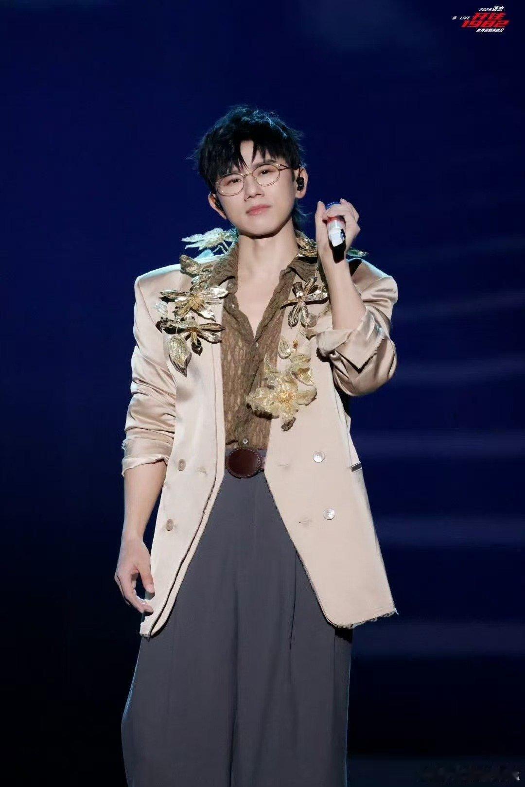 张杰舞台的故事从这片树叶启程张杰一叶轻舟漂向梦想的海张杰舞台的故事氛围感天花板！