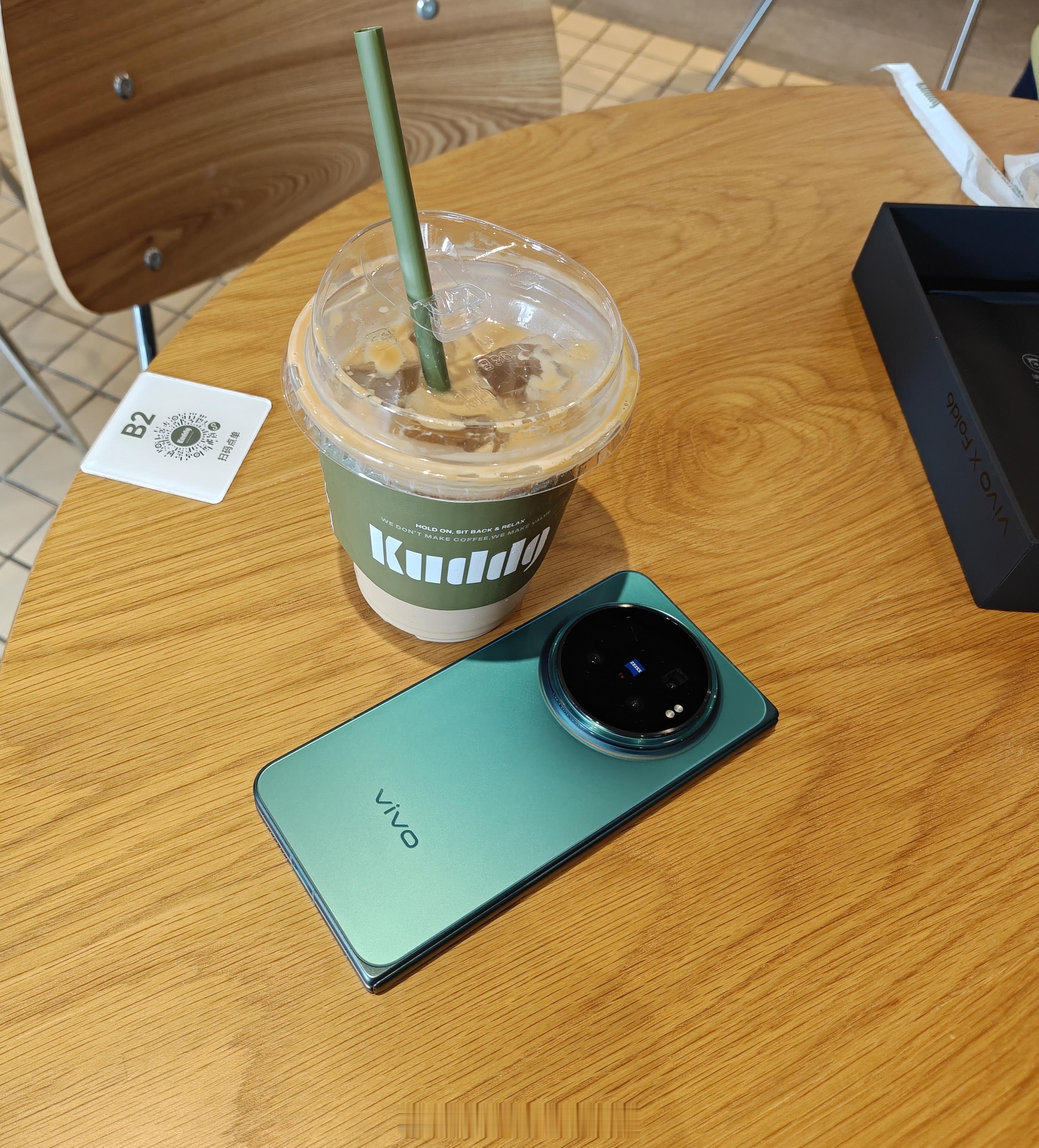 ？？喝杯咖啡，捡到一部手机！！[doge][doge] ​​​