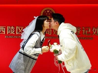 没想到去年结婚的多了，离婚的少了，这算是患难见真情吗？

有听说过经济不好的时候