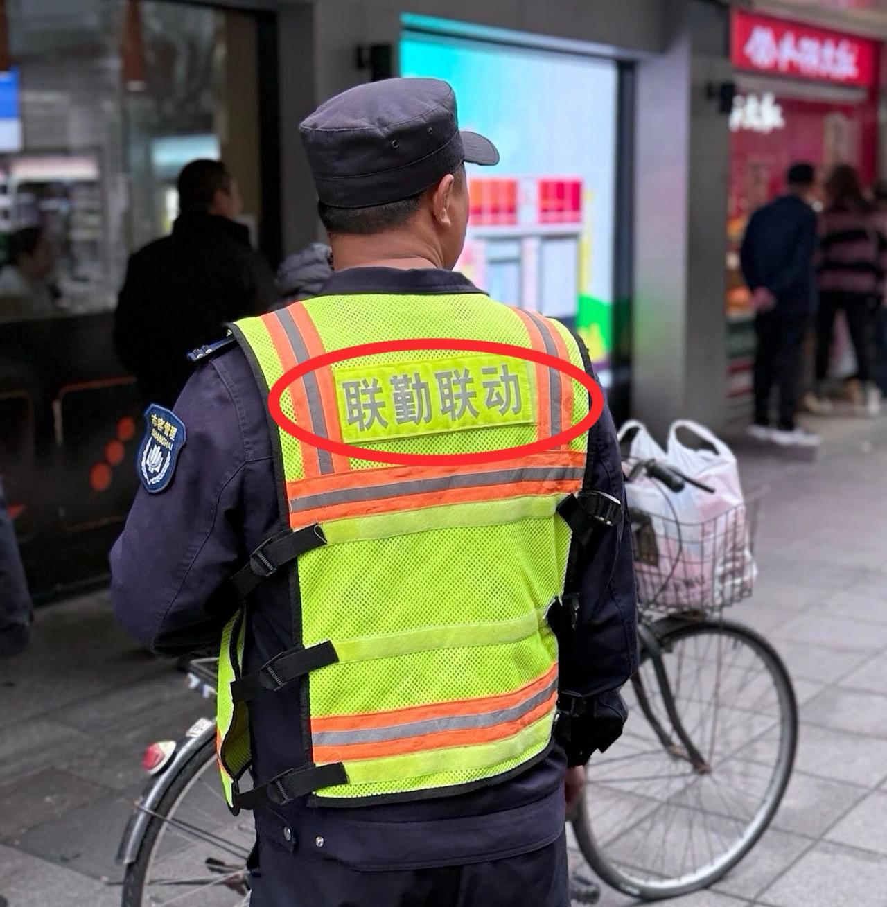 有网友在上海拍到穿“联勤联动”制服人员‌在管理流动摊位，还以为是城管改名了呢！