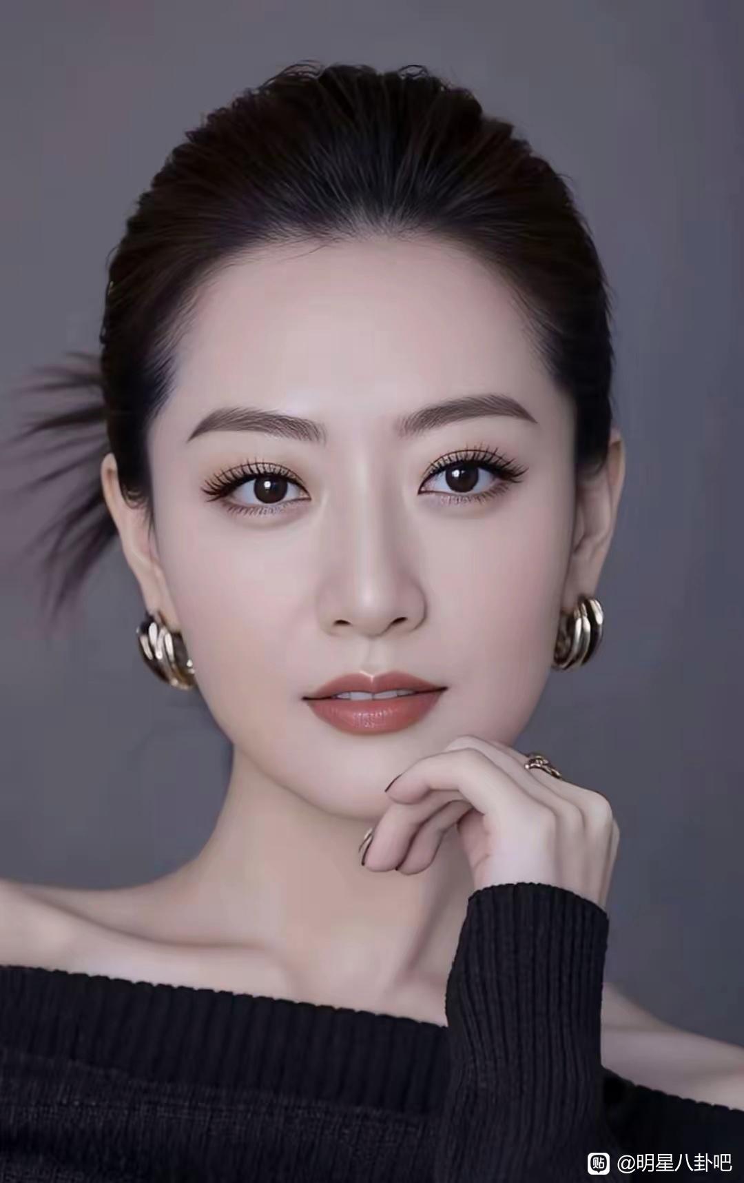 她这种无死角的美，在内娱真的找不到几个了！脸部真的挑不出毛病来，不管从什么角度去
