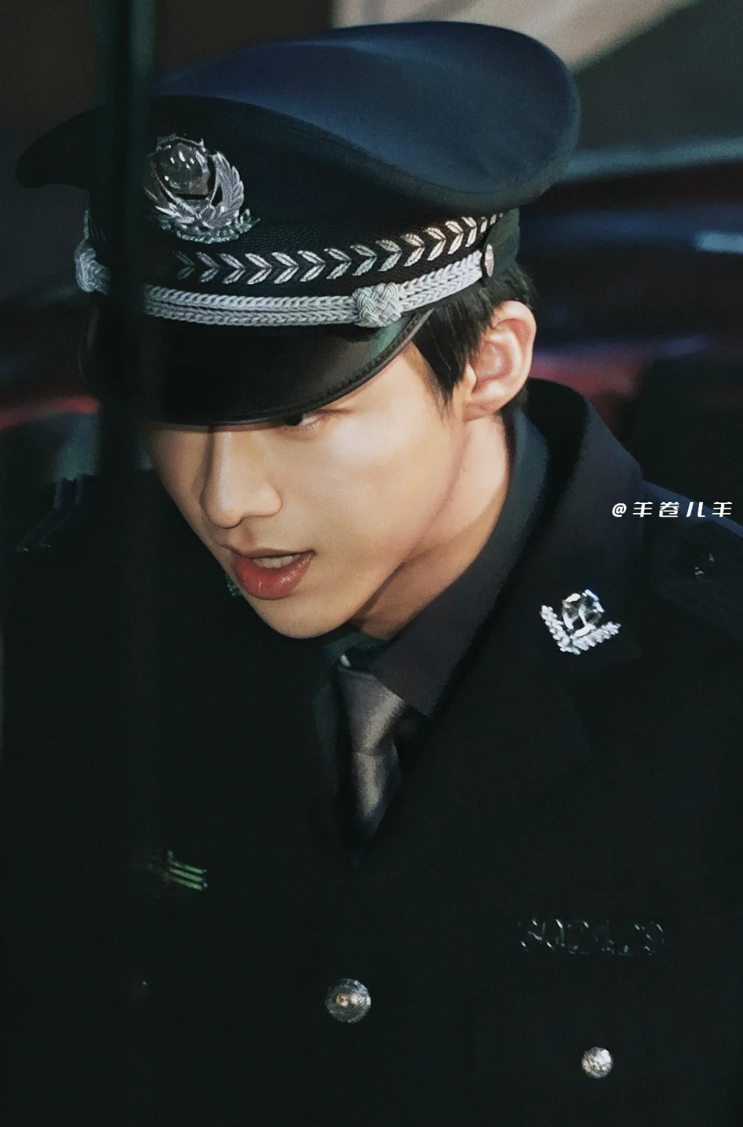 再帅我要原地抱警了🥰