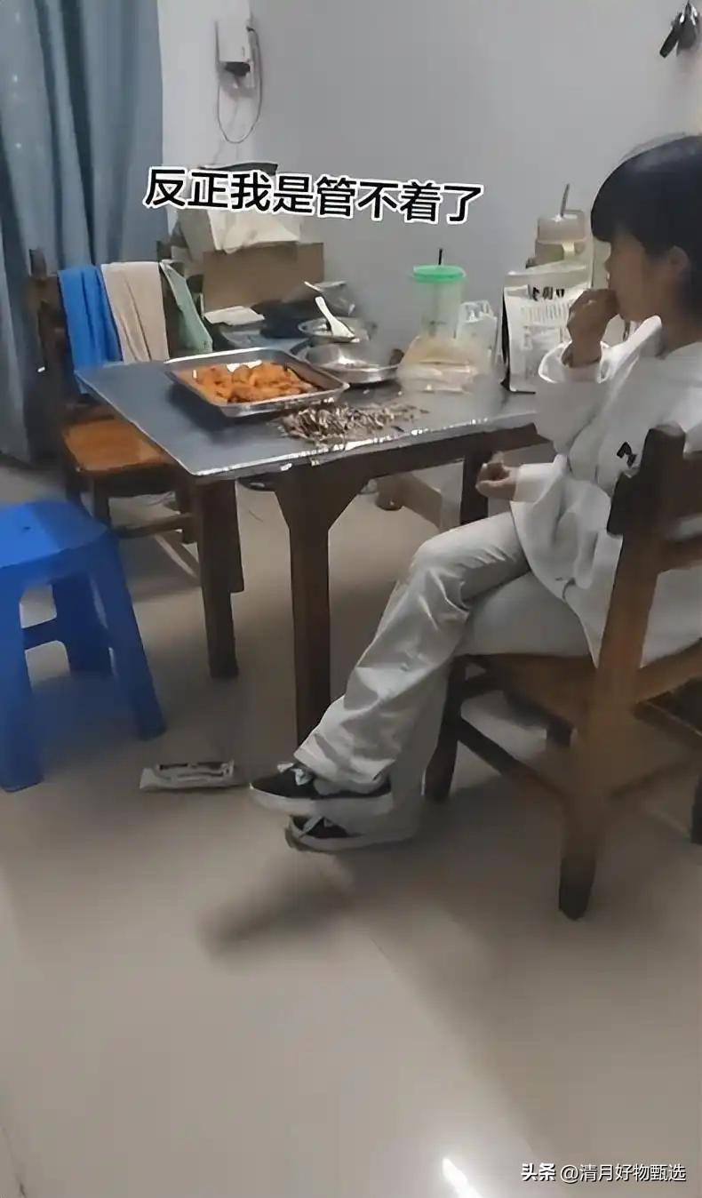 “她需要的是黄毛！”初中女孩拒绝上学，一举一动都让人想扇她！

近日，一段关于一