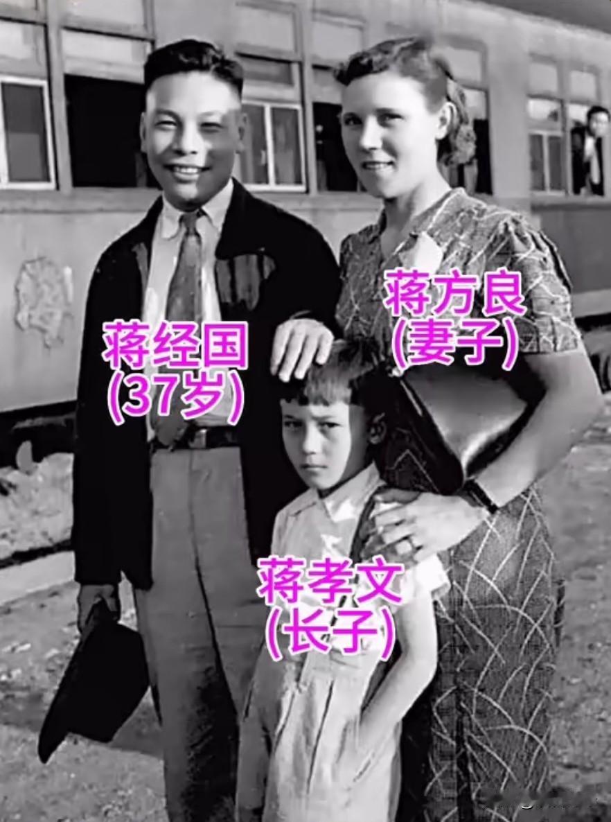 1939年，蒋经国的妻子蒋方良正在屋内行走。突然，她脱光了自己的衣服，从楼上跑到