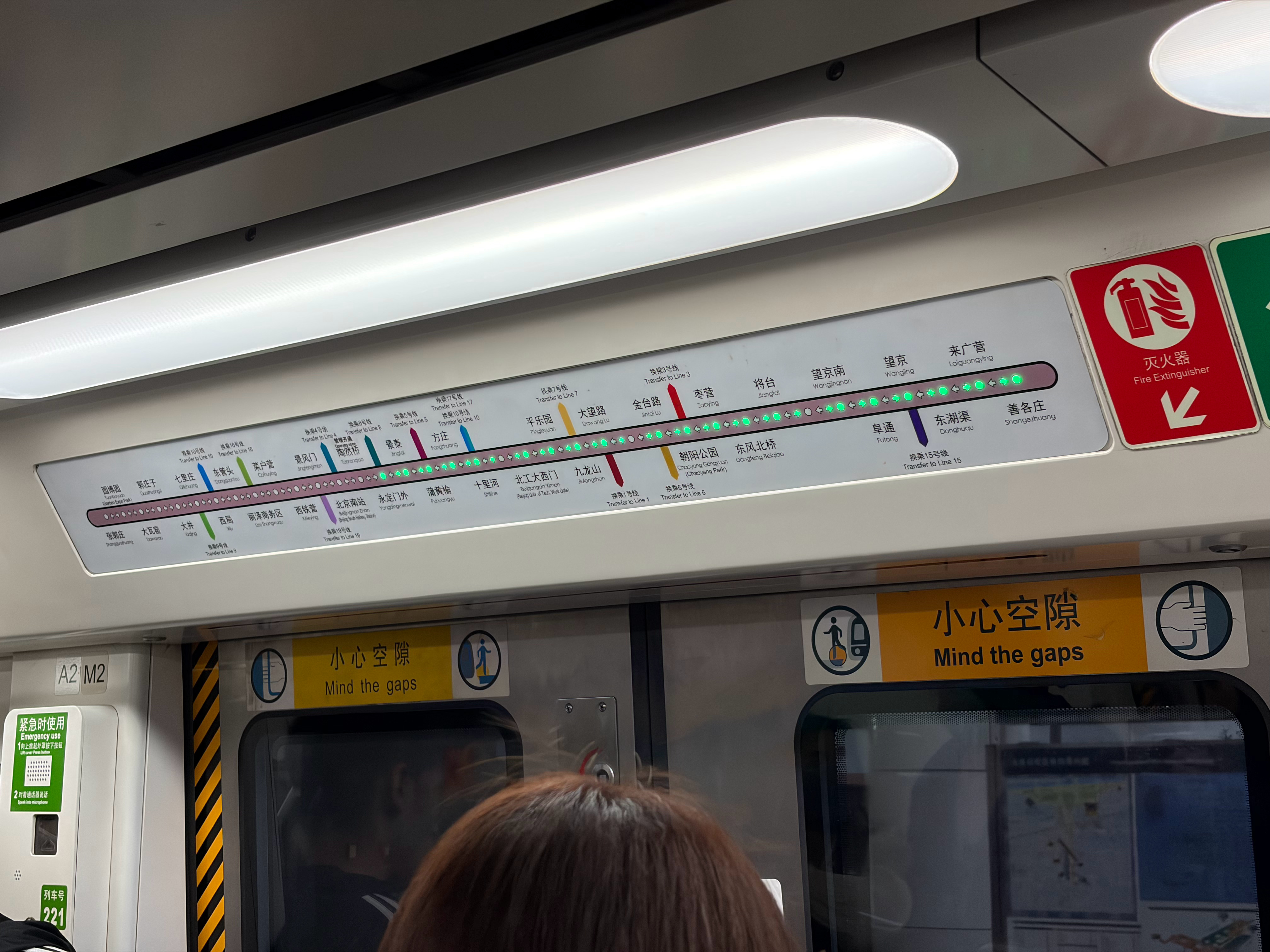 最近莫名其妙又开始喜欢坐地铁了因为它永远准点不堵车！！这真的很好！！！在首堵（）