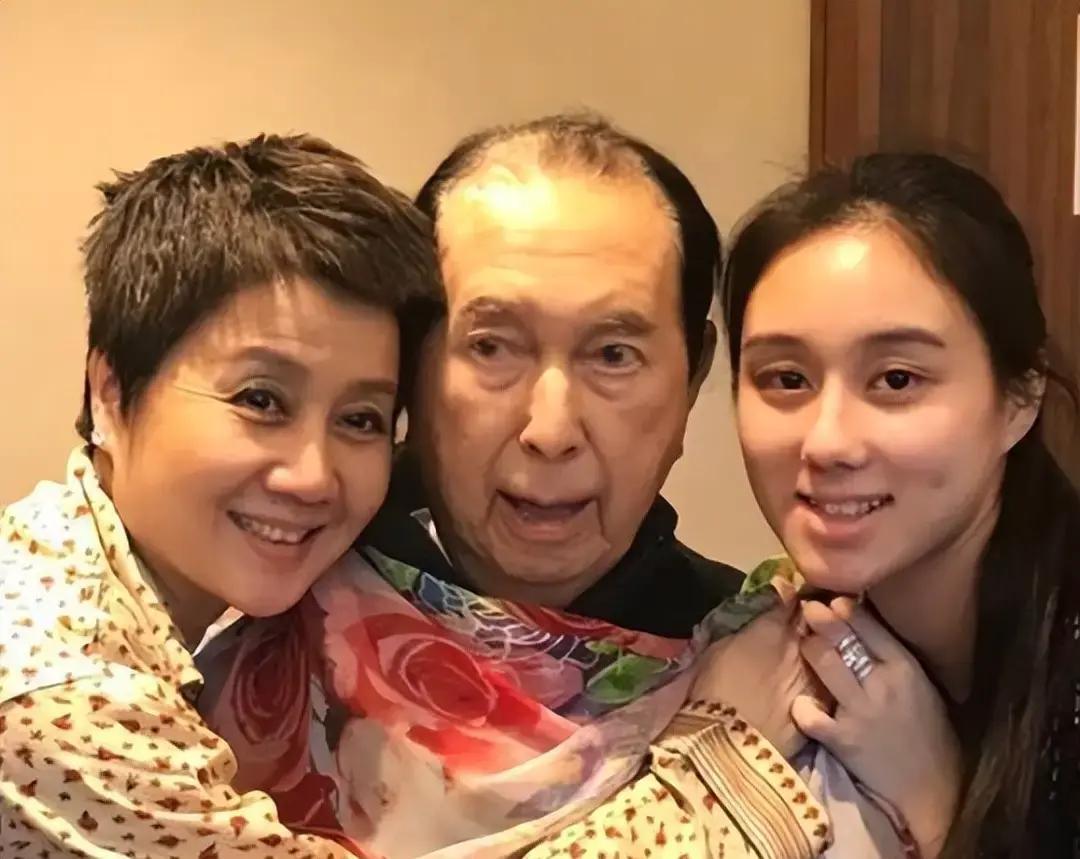 26岁何超欣还没对象
 
名校硕士、亿万身家、联合国演讲，她样样拿得出手。赌王最