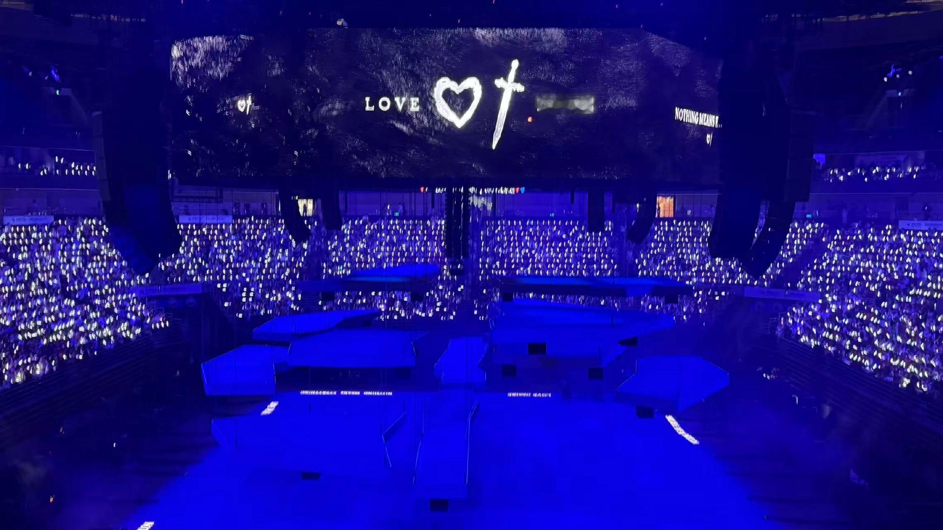周震南北京演唱会上座率 不用多看图就懂热度，周震南北京演唱会上座率拉满，台下挤满