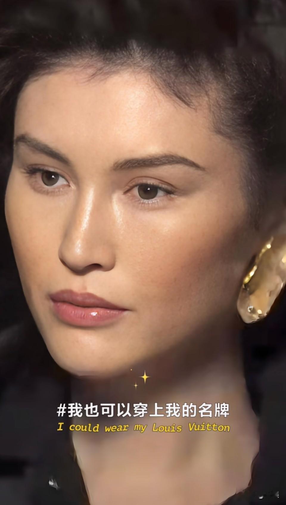 何穗生产后25天复工！[震惊]这状态很棒啊！！
身材蚍蜉都还不错其实 而且也年轻