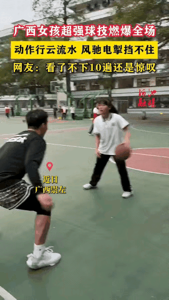 万万没想到！
广西校园球场这一幕太颠覆认知了！
一群男生正打得火热，戴近视眼镜