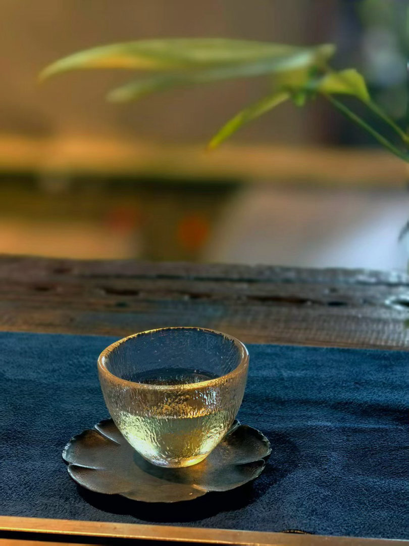 品茶赏器交友[超话]  茶不会说话，却什么都懂。它不会问你"怎么了"，也不会给你