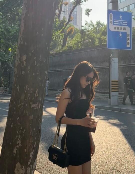上海citywalk 梧桐絮吹到眼睛里 只想被阳光晒透 光终究会洒在你...