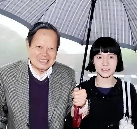 大家都以为翁帆只是得到了清华公寓的使用权，殊不知杨振宁留给她的，并不是房子，而是