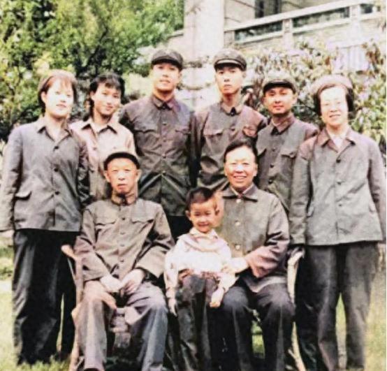 1979年陈瑛真诚向王必成倾诉内心忧虑，王必成笑称她终于有了自家媳妇的模样！
1