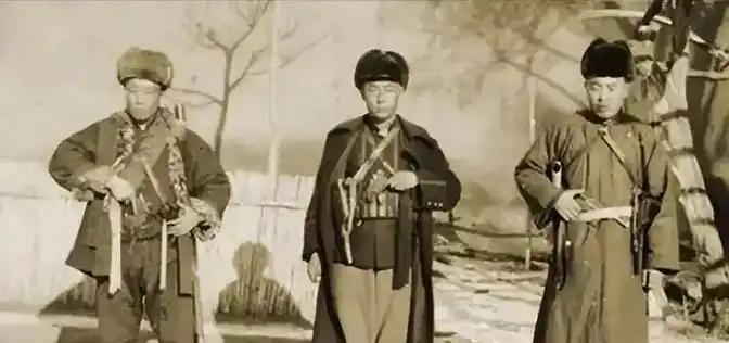 1950年，一次剿匪战斗中，一战士死死地盯住了女尼姑的胸脯，排长不禁气得青筋暴突