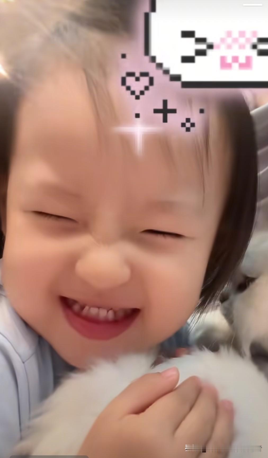 今晚，黄一鸣更新了一段闪闪和小猫咪互动的视频。画面里，闪闪轻轻握着小猫咪的爪子，